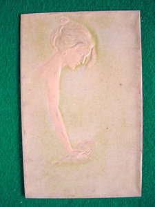e1-134　外国絵葉書　エンボス　「波と戯れる女性」