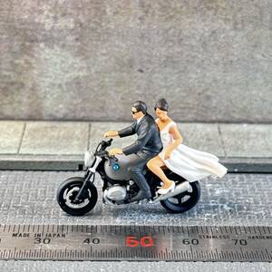 【KS-099】1/64 スケール バイクに乗る新郎新婦 セット フィギュア ミニチュア ジオラマ ミニカー トミカ