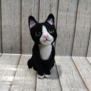 羊毛フェルト ハンドメイド 猫 子猫　ハチワレ　ハチワレ猫 ミニチュア 置物