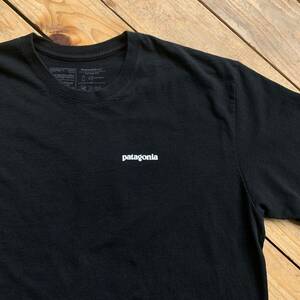 USA古着 パタゴニア patagonia カットソー メンズ XLサイズ 半袖Tシャツ ブラック 夏物 バックプリント 胸ロゴ カジュアル 春物 T2475