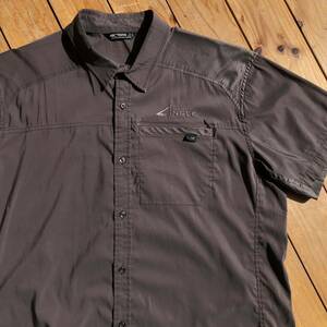 USA использовала одежда Arc 'Teryx Arcterix Рубашка с коротким рукавом мужчина XL Size Brown Bound Pocket Logo Company Cotton Poly America приобретена T2491