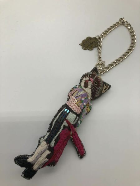 送料無料　☆未使用　YOSHIDA 闘技士　ネコスパンコール　猫刺繍キーホルダー　ブローチ