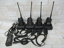 Ω 新LB 0043k iCOM【 IC-DU65C 】アイコム 携帯型デジタル簡易無線機 4台セット 防塵/防水性能 充電台/マイク付き_画像1