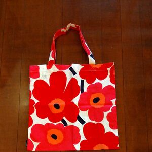 マリメッコ エコバッグ ピエニウニッコ ホワイト×レッド marimekko PIENI UNIKKO　4548477756243