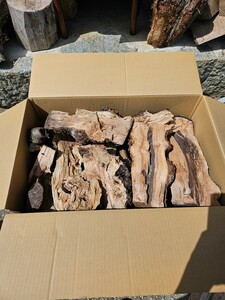 リンゴの薪　約25kg　段ボール重量込み　伐採後三年程　能登半島産　薪ストーブ　ピザ釜　木灰原料にどうぞ　虫食いあり　端材あり