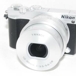 ★極美品★NIKON ニコン 1 J5 10-30mm 標準パワーズームレンズキット シルバー 元箱付き♪の画像2