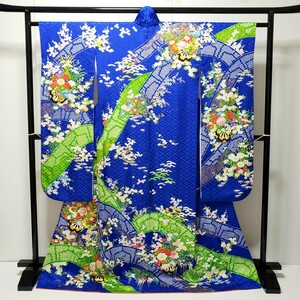 ●勝又●S８４．振袖　金駒刺繍　金彩加工　絞り　正絹　青系　ブルー　花車　四季の花々　地紋　振袖着物