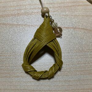 ハンドメイド　ネックレス　ペンダント　クラフトテープ　みょうが編み