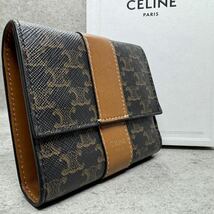 【大人気】CELINE セリーヌ スモールトリフォールドウォレット トリオンフ 三つ折り財布 レディース ロゴ マカダム ブラウン 茶色 マカダム_画像1