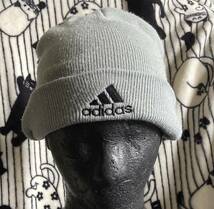 洗濯済♪格安オススメです(2)グレー色ニット帽[アディダス adidas]帽子CAP/小さめフリーサイズ/ジュニアJr.用？/男女OK/ユニセックス仕様♪_画像1