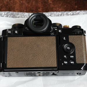 付属品完備 Nikon ニコン Zf ボディ ミラーレスカメラ SEPIA BROWN AGED加工 真鍮 ソフトシャッターレリーズ シューカバーの画像6