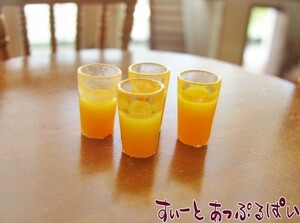 クリックポスト可 ミニチュア　プラスチック製　オレンジジュース入りグラス　4個セット　MWDG7　ドールハウス用