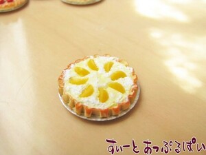 クリックポスト可 ミニチュア　ピーチ＆カスタードパイ　パイ皿付き　SMPIE002　ドールハウス用