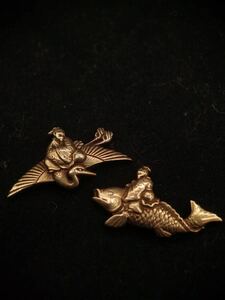 s-100 魚鶴仙人図目貫 容彫 金色絵 日本刀 武具 刀装具 銅製 小道具 鍔 目貫 縁頭 拵 長 3CM