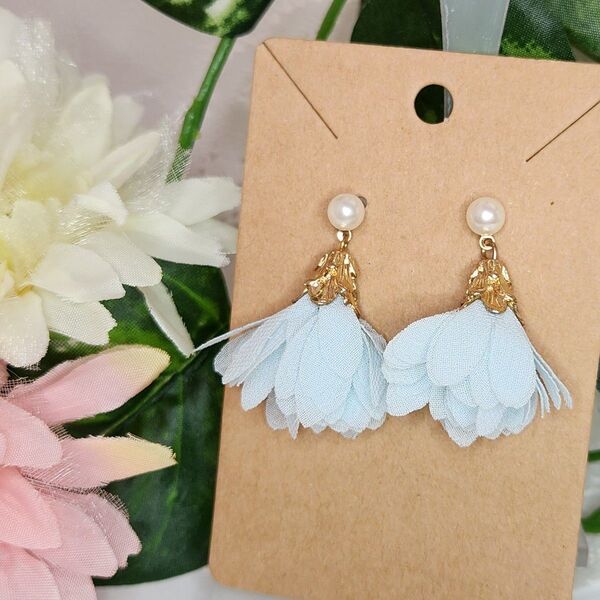 ピアス タッセル 花 水色 パール ロングピアス