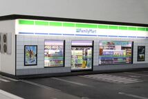 即納　G-FANS 1/64 family mart ジオラマ　点灯 組立式　駐車場付き　新品未開封_画像2