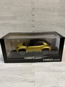 1/30 トヨタ 新型ヤリスクロス YARIS CROSS ハイブリッド カラーサンプル ミニカー 非売品 2トーン ブラックxブラスゴールドメタリック