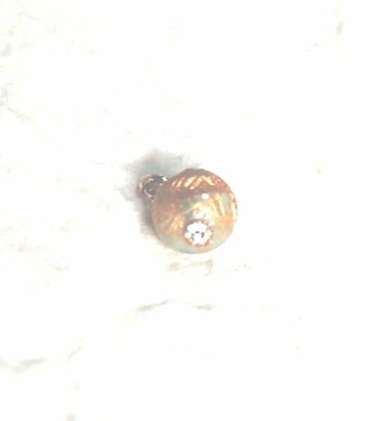 ラインストーン付きピンと引き輪の一粒天然石チャーム翡翠（セイリュウ彫り