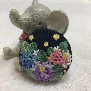 蛍と紫陽花　ボタニカル手刺繍　濃紺　ブローチ、ヘアゴム 、ペンダントにも　ハンドメイド