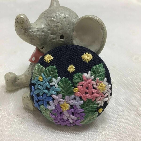 蛍と紫陽花　ボタニカル手刺繍　濃紺　ブローチ、ヘアゴム 、ペンダントにも　ハンドメイド