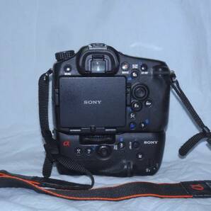 SONY α77 SLT-A77V VG-C77AM 縦位置グリップ付き ソニー 中古 訳ありの画像2