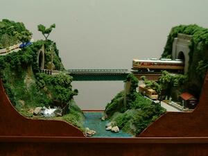ゆめレール　日本の鉄道風景ジオラマ　山深い川沿いのバス停とガーダー鉄橋のある風景