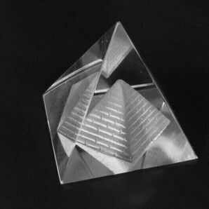 クリスタルピラミッド 大きなクリスタルの中に小さいピラミッドが入る構造 西の風水に 2051166☆の画像1