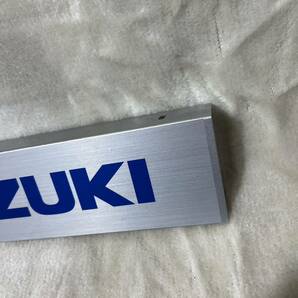 C808 SUZUKI スズキ自動車 ロゴ 販売店 陳列棚用 金属プレート 非売品 コレクションの画像3