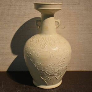 【GE】R355【コレクター所蔵品】時代 白磁陽刻花瓶 /中国古玩 中国美術 骨董品 時代品 美術品 古美術品の画像3