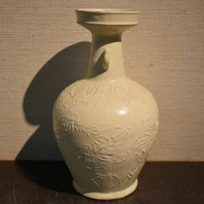 【GE】R355【コレクター所蔵品】時代 白磁陽刻花瓶 /中国古玩 中国美術 骨董品 時代品 美術品 古美術品の画像4