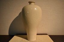 【GE】Y833【コレクター所蔵品】時代 白磁刻花花瓶 /中国古玩 中国美術 骨董品 時代品 美術品 古美術品_画像4