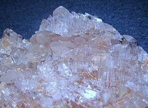 中国の石膏/自形結晶群生母岩　大型/約３．１ｋｇ（nk/B-3）