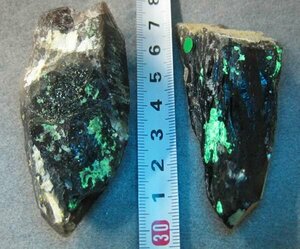 日本の鉱物　岐阜県苗木の玉滴石を伴う煙水晶/玉滴石は緑色に蛍光します　２個セット約１２６ｇ