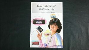 『SHARP(シャープ)ラジオカセットレコーダー・ヘッドホンステレオ 総合カタログ 昭和59年11』モデル 松本伊代/CF-T3/QT-77MKII/MR-990/JC-7