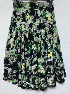 ダンス用スカート　丈　65cm 黒地に、花柄