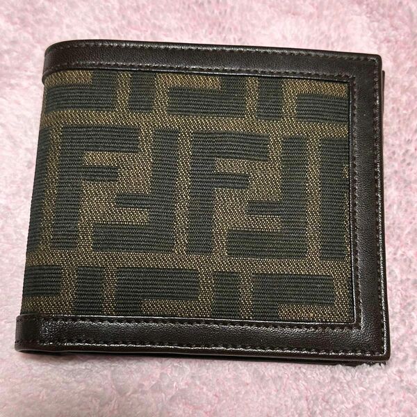 フェンディ FENDI 二つ折り財布 ズッカ柄 