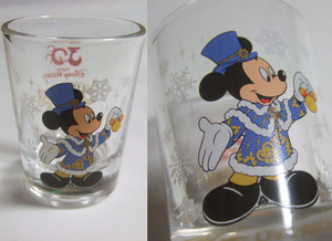Mickeyロゴ入りコップ(CHRISTMAS WISHES 2013,高さ:6cm x 直径:5cm,Disney RESORT)。