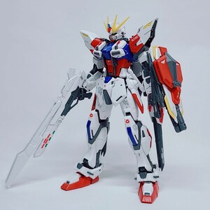 【K1】MG 1/100 GAT-X105B/FP ビルドストライクガンダム フルパッケージ / UB-01 ユニバースブースター セット 塗装済み完成品