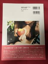 NIKI写真集　Nikiファースト写真集　モデル・タレント　2017年初版　中古品　帯付き_画像2