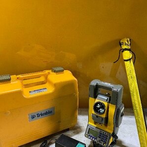 【1円スタート！】Trimble トリンブル M5 トータルステーション 測量機器 三脚、付属品付き 通電確認のみ その2 九の画像1