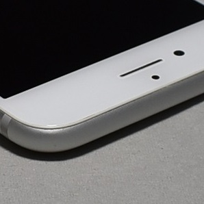 SIMフリー iPhone7 32GBシルバー（SIMロック解除au版、MNCF2J/A）本体の画像5