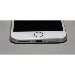 SIMフリー iPhone7 32GBシルバー（SIMロック解除au版、MNCF2J/A）本体の画像3