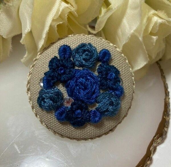 くるみボタン刺繍　 ハンドメイド　 手刺繍 　花刺繍