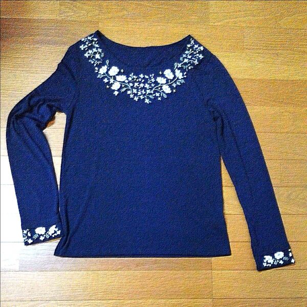 ♪レディス濃紺色長袖カットソー 首周りそで周りに小花模様の刺繍がオシャレです。
