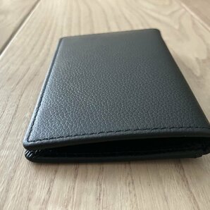 新品 COMME CA ISM コムサイズム シンプルな2折りLeatherカードケース 10ブラック 20WC13 定価4,950円の画像3