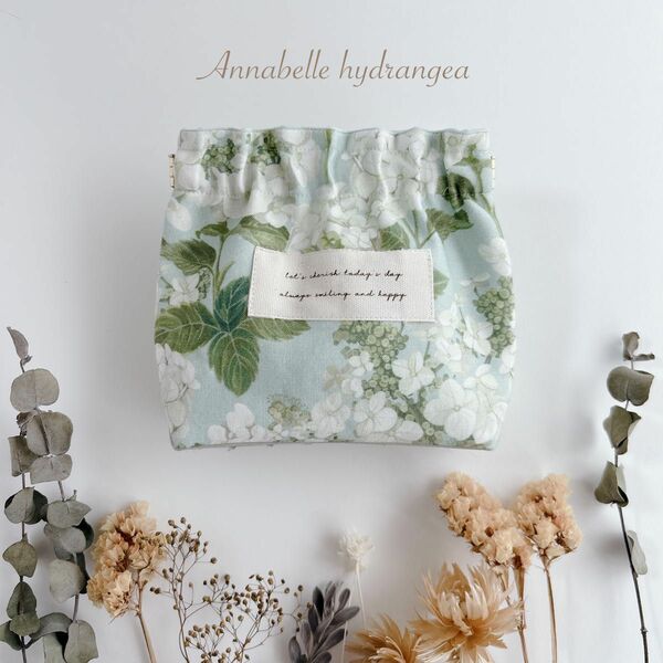 ハンドメイド　Annabelle hydrangea 白い紫陽花アナベル柄　三角マチのバネ口ポーチ12cmバネ