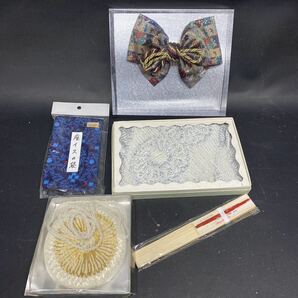 N 3330 [ 和装小物 まとめて！！] 新品 中古 下駄 草履 バック 髪飾り 絞り染め ビーズ ポーチ 足袋 箱入 長期保管品の画像8