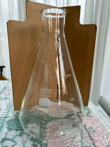 格安　三角フラスコ　2000ml 　目安目盛付 　PYREX IWAKI GLASS UNDER LIC.　MADE IN JAPAN 　1個　未使用