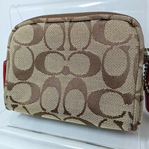 A Φ【商品ランク:B】 コーチ COACH シグネチャー 総柄 ロゴチャーム付 一部 レザー ポーチ 小物入れ マルチケース ブラウン×レッド系_画像2