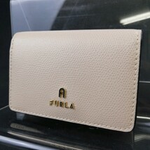 AΦ【商品ランク:A】 美品 フルラ FURLA ロゴメタル ゴールド金具 レザー 本革 2つ折り カード / パス ケース 定期 / 名刺 入れ ベージュ系_画像1